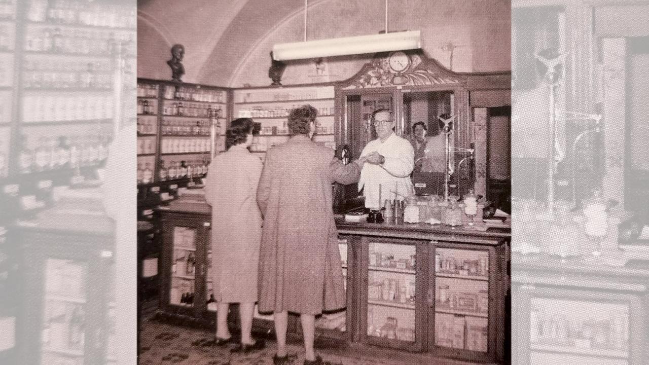 © ORF/Privat Historisches Foto der Salvator-Apotheke mit Kunden am Tresen