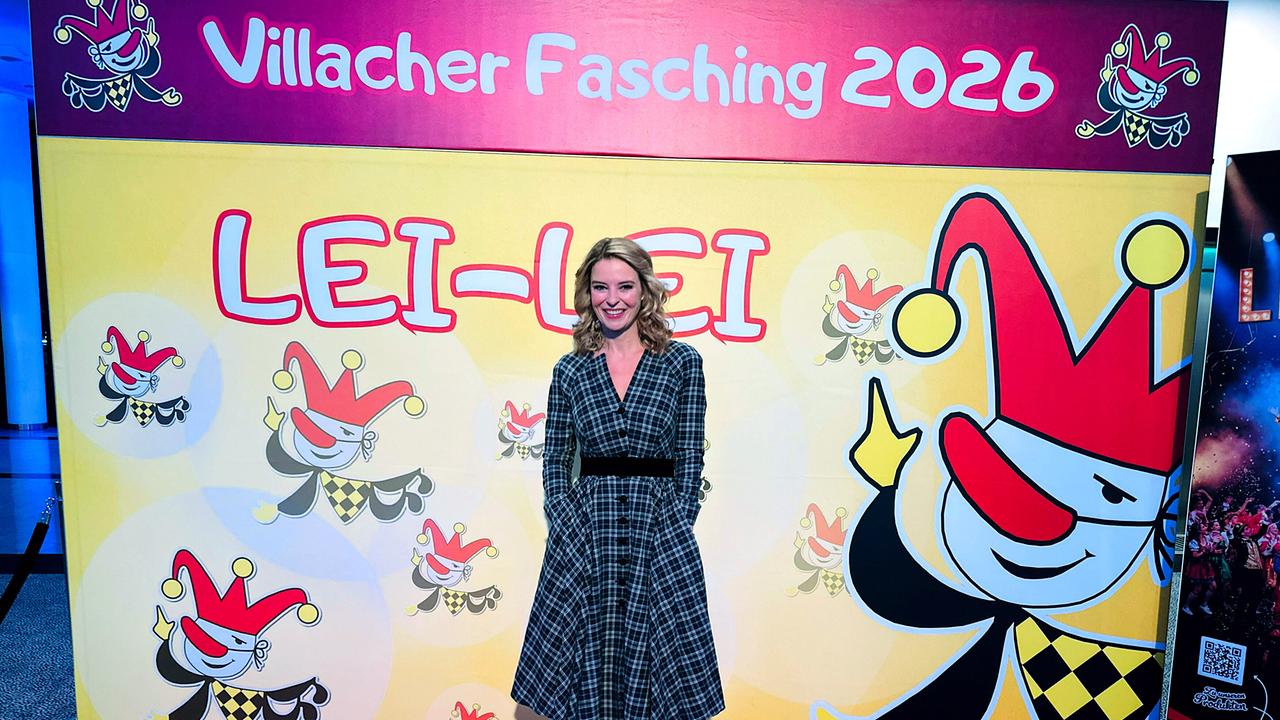 Christine Reiler besucht den Villacher Fasching 2026 und auf einem roten Teppich vor einer bunten Villacher-Fasching-Fotowand.
