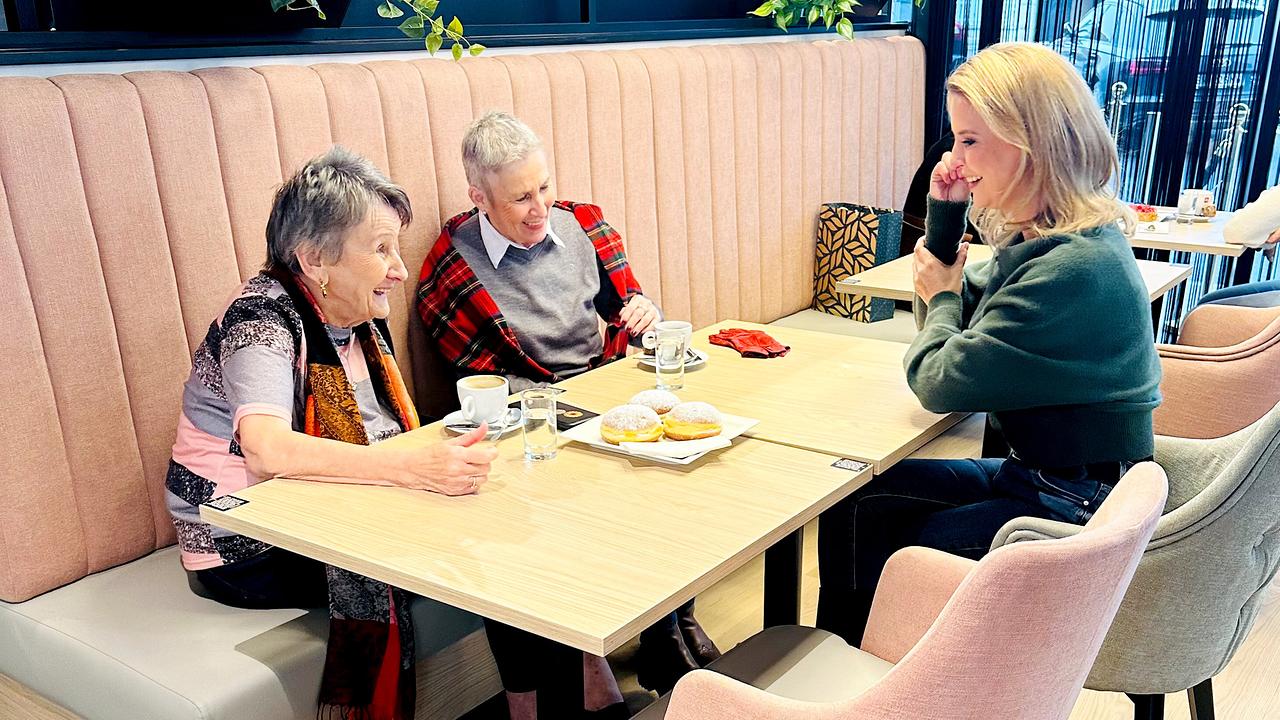 Christine Reiler mit Christiane Gruber und  Marianne Bischof beim Krapfenessen in einem Café.