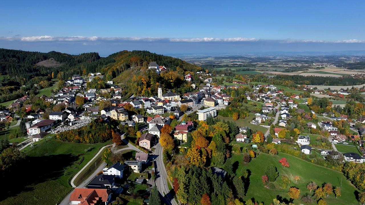 Luftaufnahme von Wolfsegg in Oberösterreich, einer von rund 50 Luftkurorten in Österreich.