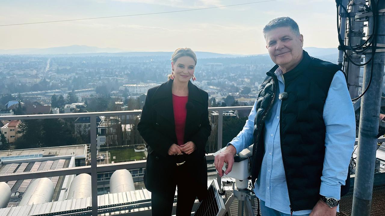 Dr. Christine Reiler mit Uwe Berger bei der Pollenfalle auf dem Flachdach des ORF-Zentrums.