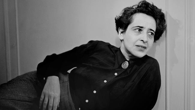 © ORF/ZDF/arte/ Vincent Productions Hamburg/Fred Stein Archiv Hannah Arendt, elegant gekleidet, liegt entspannt auf einer Couch und hält eine Zigarette in der Hand - 1944 fotografiert von Fred Stein