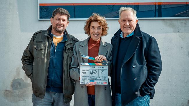 © ORF/Fabio Eppensteiner Harald Krassnitzer und Adele Neuhauser drehen neuen Fall „Wir sind nicht zu fassen": Regisseur Rupert Henning, Adele Neuhauser, Harald Krassnitzer