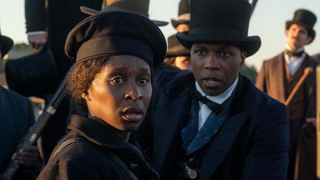 Cynthia Erivo als Harriet und Leslie Odom jr. als William Still, beide tragen historische dunkle Straßenkleidung, sie blickt erschüttert zurück, er schaut sie an und spricht zu ihr