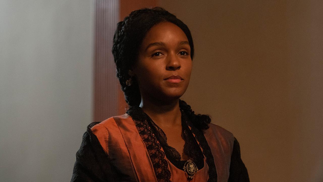 © ORF/Universal Pictures/Focus Features/Glen Wilson Janelle Monáe als Marie Buchanon in einem wertvollen braunen historischem Kleid mit schwarzen Spitzenbesatz