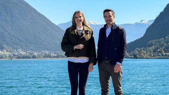 Die Moderatoren Raphaela Pint und Marius Holzer stehen vor einem See.