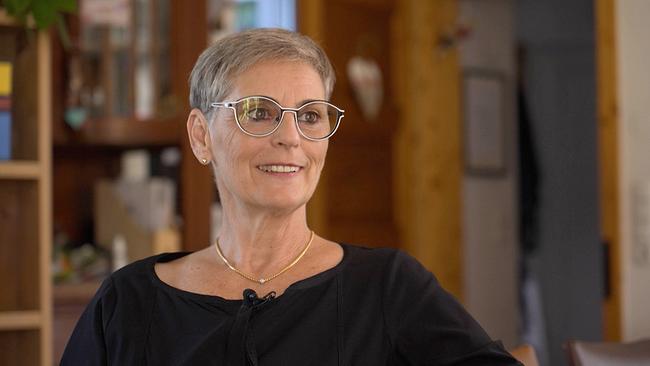 Vera Juriatti in einem Wohnraum