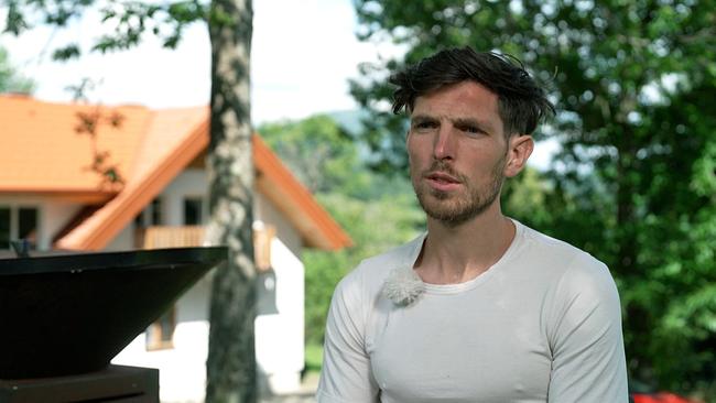 Martin Hörz-Weber  im Grünen, im Hintergrund ein Einfamilienhaus