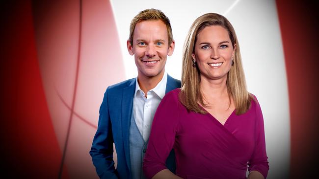 Die Moderatoren Kathrin Ficzko und Thomas Birgfellner posieren vor dem rot-weißen Studiodesign von „Heimat großer Töchter und Söhne“.