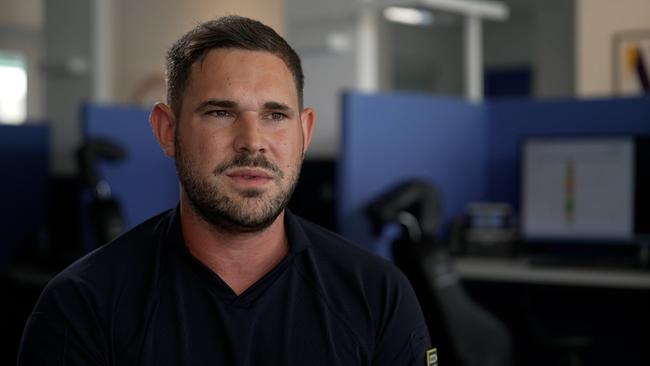 © ORF/MC Digitalproduktions GmbH Niederösterreich: Daniel Schier, bester Notruf- & Rettungsdisponent, vor einer blau gestalteten Büroumgebung