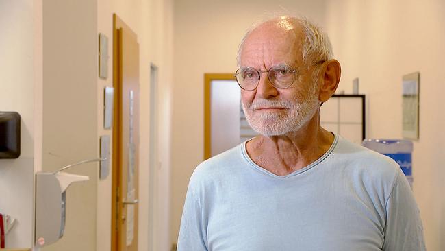 © ORF/MC Digitalproduktions GmbH Oberösterreich: Jörg Ardelt, pensionierter Arzt und Obdachlosenbetreuer, steht in einem hellen Flur.