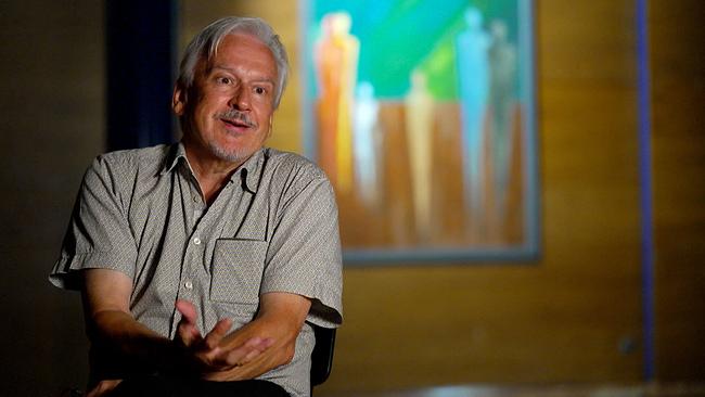 © ORF/MC Digitalproduktions GmbH Kulturschaffender Wolfgang Schwaiger, der vertriebenen Künstlern eine Bühne gibt, in einem Interview vor einem unscharfen Bild im Hintergrund
