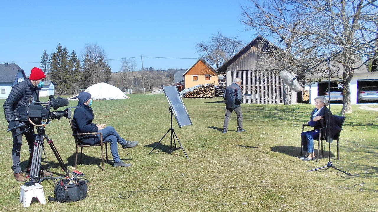 © ORF Heimkehr und Aufbruch: Dreharbeiten in Kärnten im April 2020: Martin Gerhartl (Kamera), Gregor Stuhlpfarrer (Redaktion), Rozina Wernig.