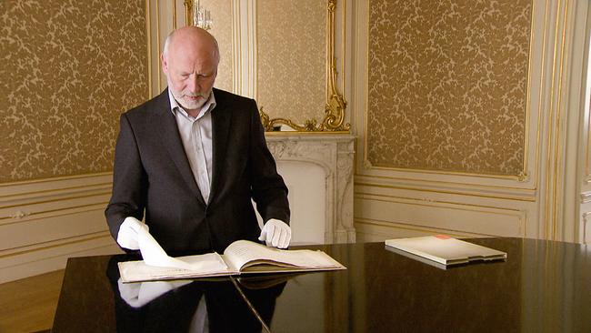 © ORF Heiß umfehdet, wild umstritten - Die Geschichte der Bundeshymne: Thomas Leibnitz, Leiter der Musiksammlung der ÖNB, mit Haydn-Autograph