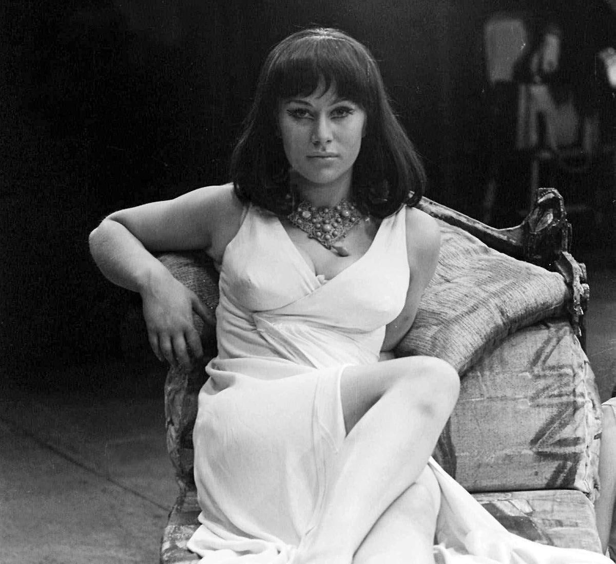Helen Mirren - eine königliche Schauspielerin: Schauspielerin Helen Mirren bei den Proben für die Rolle der ägyptischen Königin Kleopatra im National Youth Theatre am Old Vic, 1965