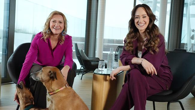 Sasa Schwazjirg sitzt mit Schauspielerin Angelika Niedetzky, die zwei Hunde zu ihren Füßen streichelt, in einem modernen Raum.