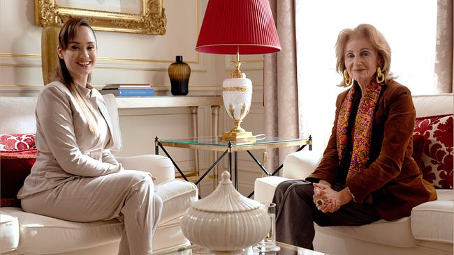 © ORF/TVfriends Sasa Schwarzjirg und Elisabeth Gürtler sitzen sich in einem elegant eingerichteten Wohnzimmer auf Sofas gegenüber.