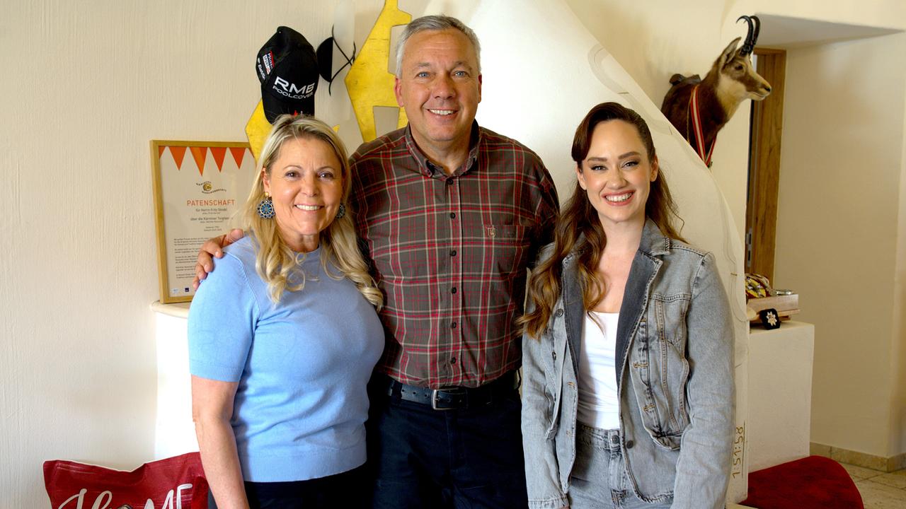 Gruppenfoto mit Fritz Strobl mit seiner Frau Bettina und Sasa Schwarzjirg in einem hellen Wohnraum