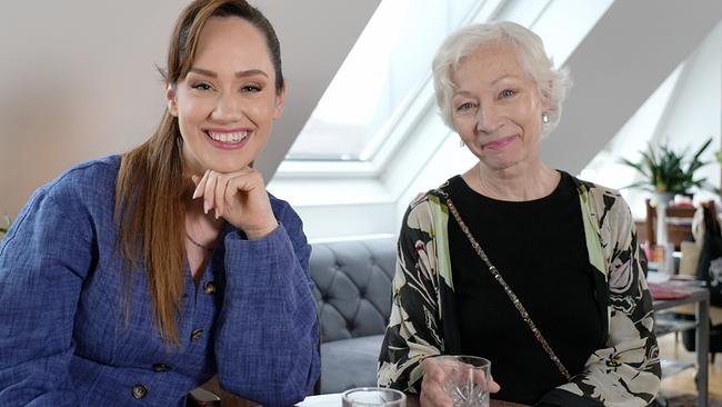 Sasa Schwarzjirg mit Sona MacDonald sitzen an einem Tisch in einer hellen Dachgeschoßwohnung.
