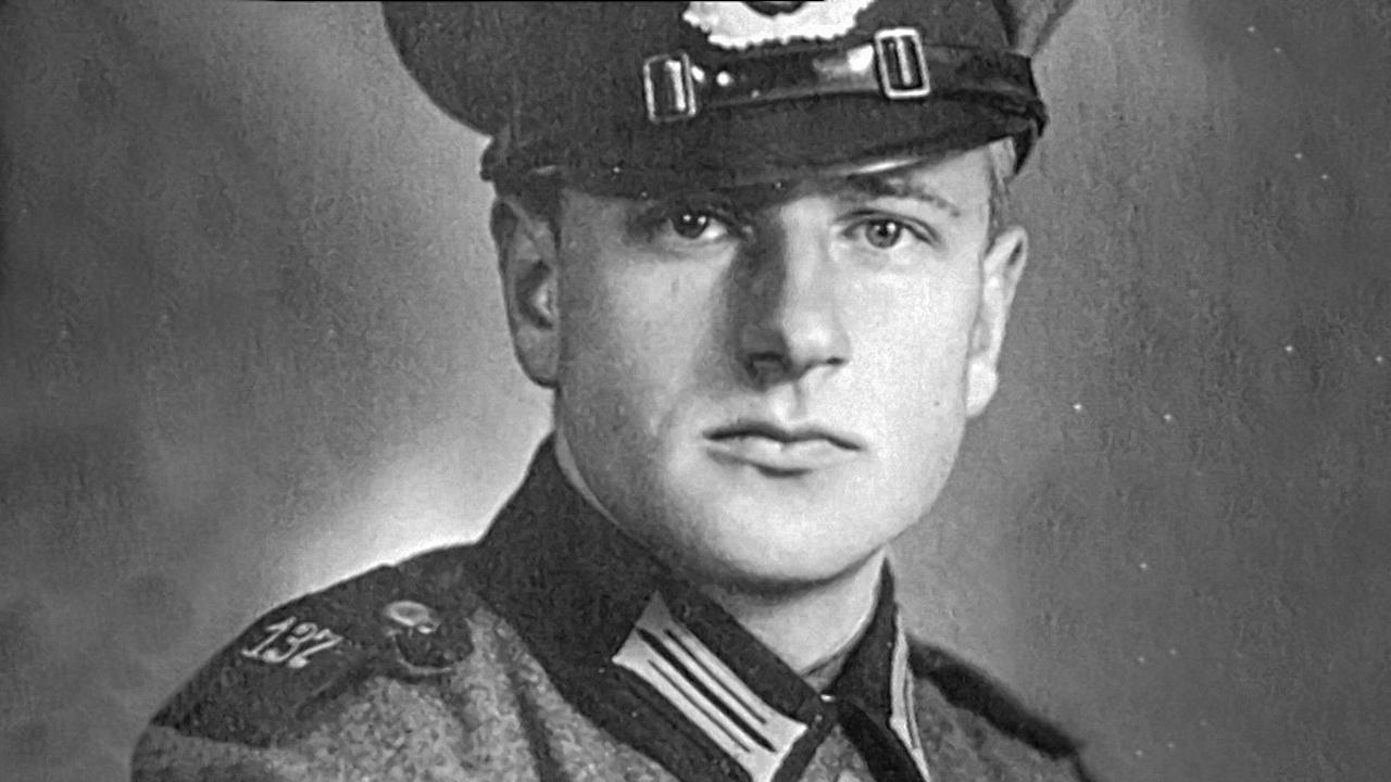 © ORF/SOS Kinderdorf Schwarz-Weiß-Porträtfoto von Hermann Gmeiner in der Wehrmacht
