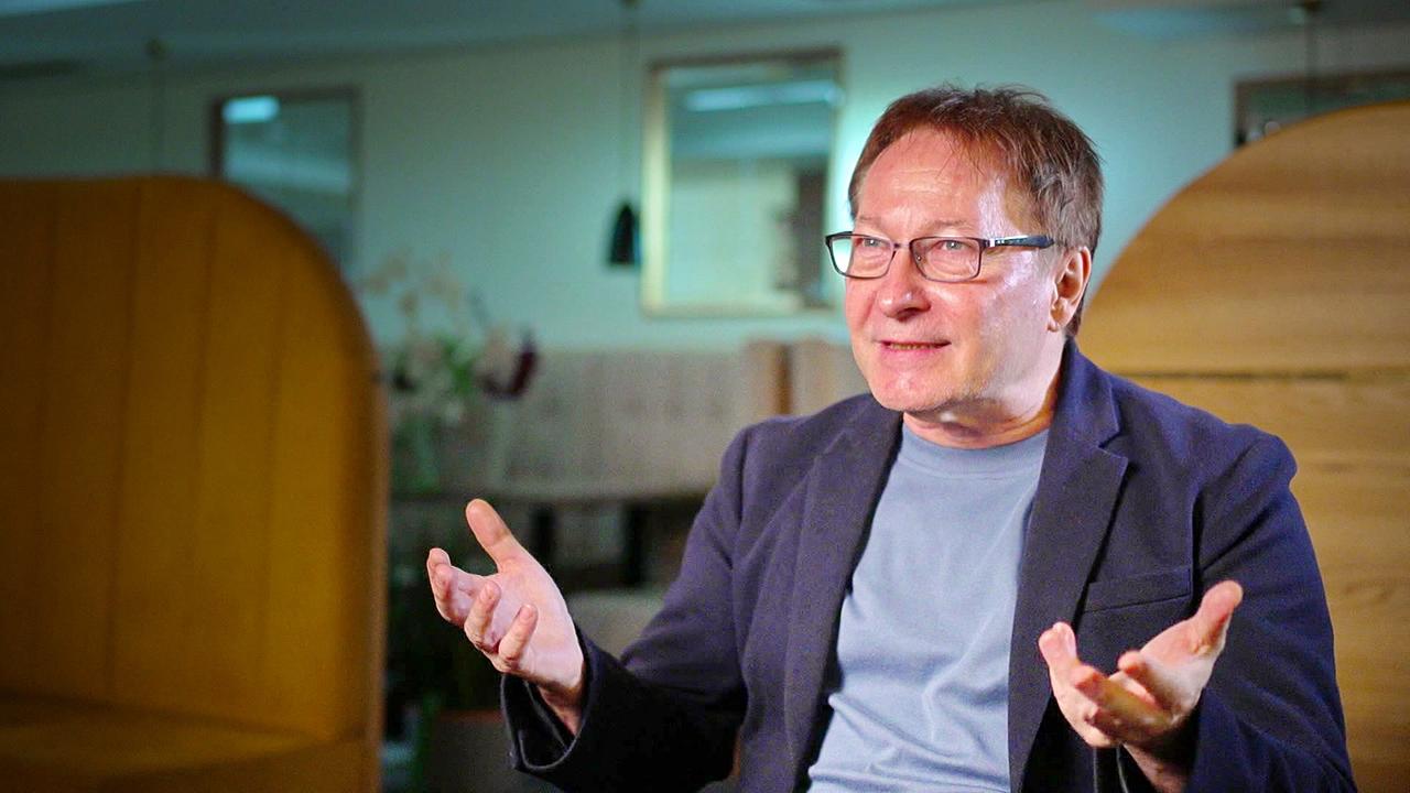 © ORF Nahaufnahme von dem Historiker Horst Schreiber beim Interview