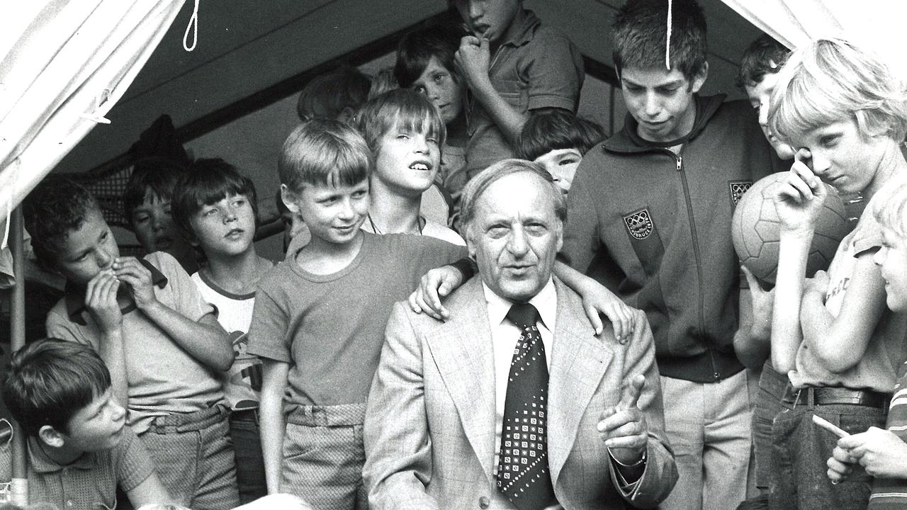 © ORF/Wolfgang Weiss Schwarz-Weiß-Foto von Hermann Gmeiner im Ferienlager in Caldonazzo sitzt inmitten einer Gruppe von Kindern