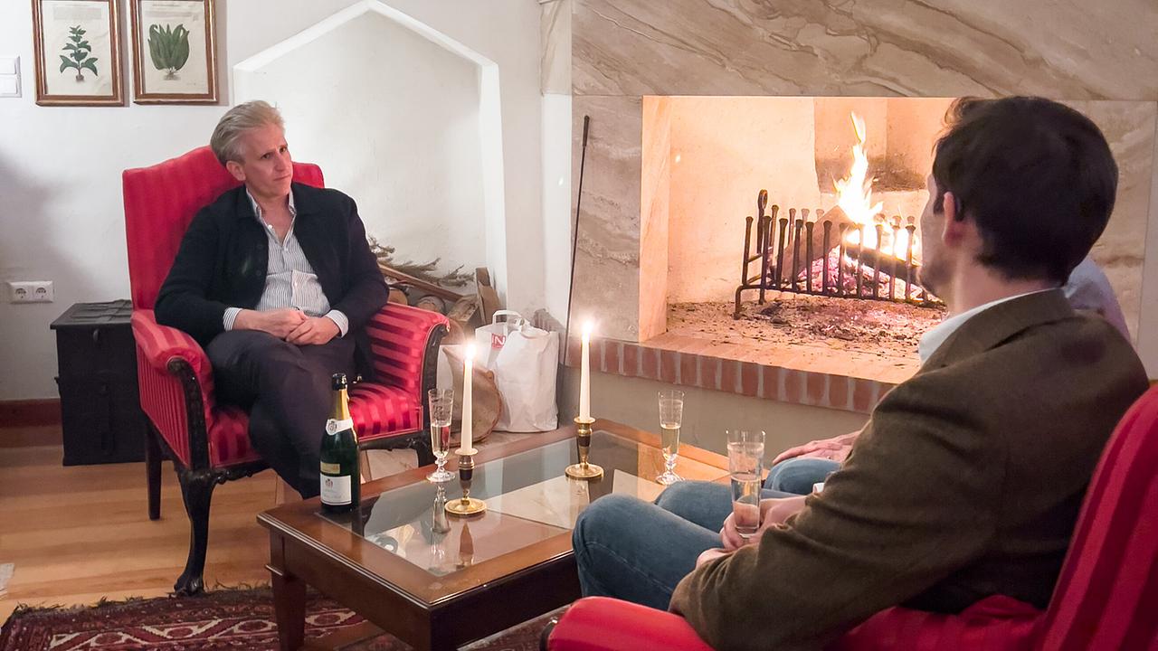 © ORF/Interspot/Philip Pürcher, Carlo Hofmann Ein Filmteam nimmt das Gespräch von Johann-Philipp Spiegelfeld und Ferdinand Schlanitz vor einem brennenden Kamin auf.
