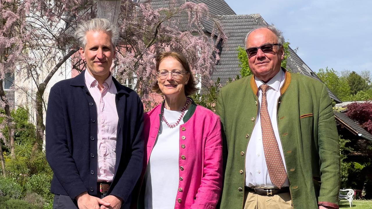 © ORF/Interspot/Philip Pürcher, Carlo Hofmann Johann-Philipp Spiegelfeld, Anna Schlanitz-Bolldorf und Wolfgang Schlanitz posieren bei Sonnenschein vor dem Schloss Kobersdorf in einem blühenden Garten.