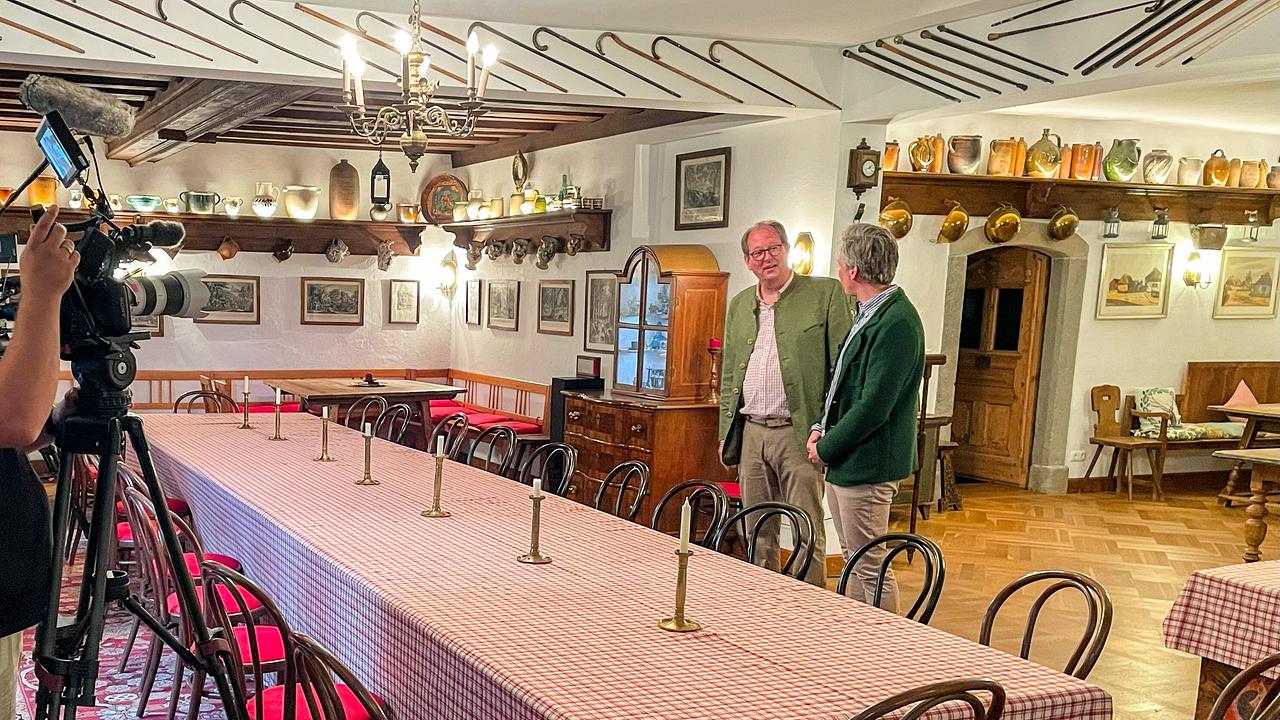 "Herrschaftszeiten! - Bei Fam. Salm-Reifferscheidt auf Schloss Steyregg": Matthias Bruckmüller (Kamera), Niklas Salm-Reifferscheidt, Johann-Philipp Spiegelfeld
