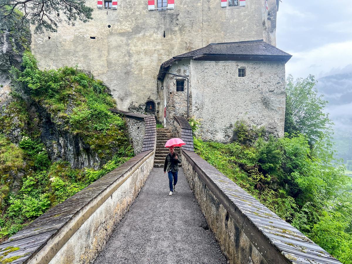 "Herrschaftszeiten! Bei Fam. Orsini-Rosenberg auf Schloss Stein": Johann-Philipp Spiegelfeld zu Besuch auf Schloss Stein