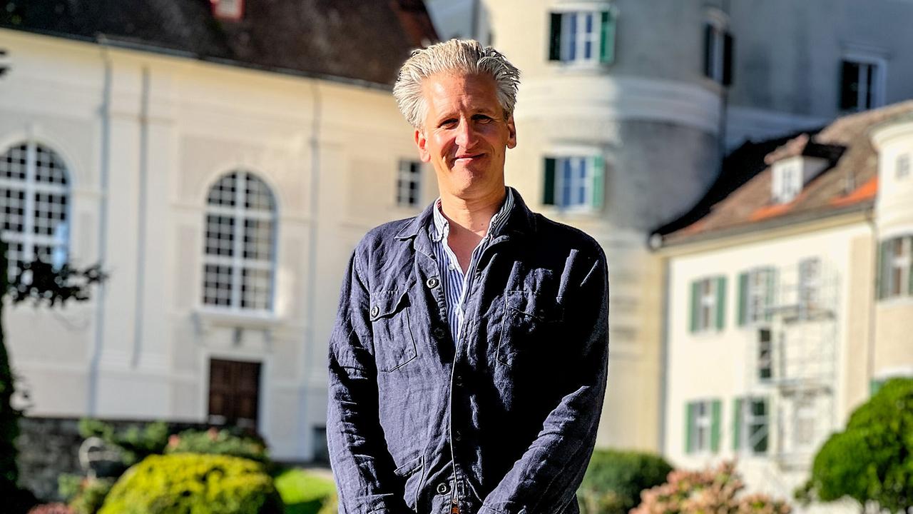 © ORF/Interspot Film/Philip Pürcher Johann-Philipp Spiegelfeld steht im Park vor dem Schloss Artstetten
