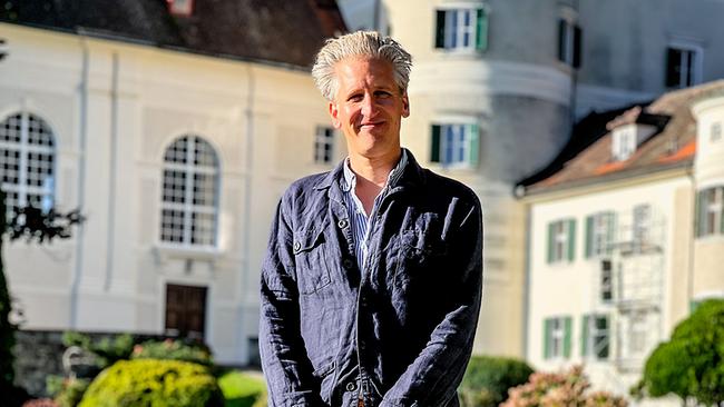 © ORF/Interspot Film/Philip Pürcher Johann-Philipp Spiegelfeld steht im Park vor dem Schloss Artstetten