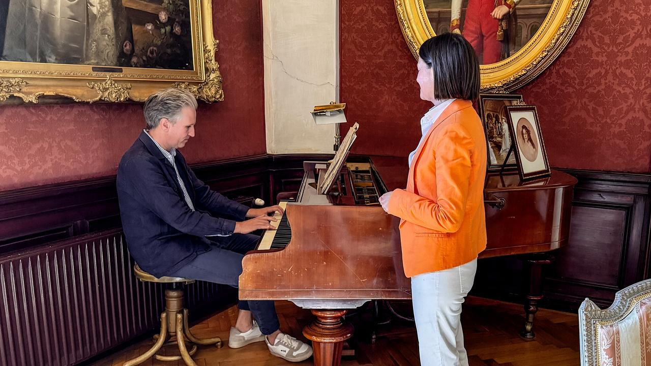 © ORF/Interspot Film/Philip Pürcher Johann-Philipp Spiegelfeld an einem antiken Klavier mit Schlossherrin Alix d'Harambure-Fraye im Schloss Artstetten