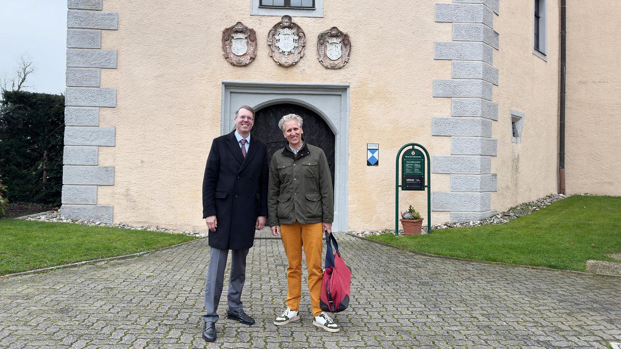 Johann-Philipp Spiegelfeld und Schlossbesitzer Hubertus Prinz von Sachsen-Coburg und Gotha vor dem Haupteingang von Schloss Greinburg