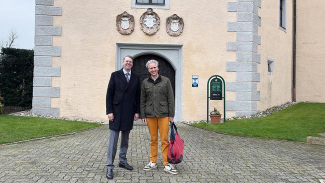 Johann-Philipp Spiegelfeld und Schlossbesitzer Hubertus Prinz von Sachsen-Coburg und Gotha vor dem Haupteingang von Schloss Greinburg