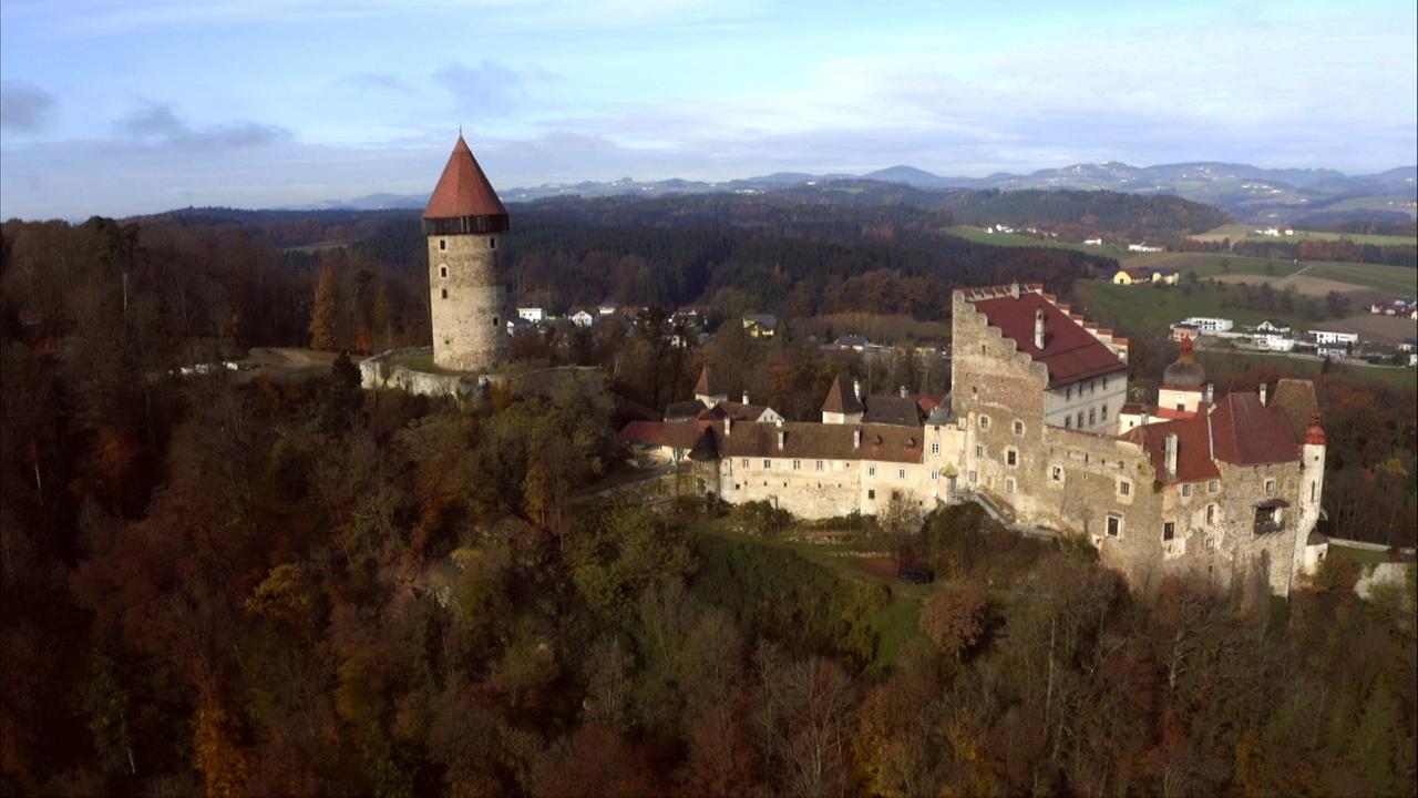 "Herrschaftszeiten! - Johann-Philipps Schlossbesuche: Bei Familie Clam-Martinic auf Burg Clam": Im Bild - Burg Clam