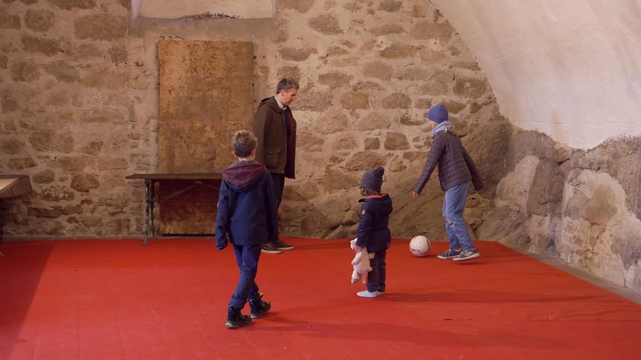 "Herrschaftszeiten! - Johann-Philipps Schlossbesuche: Bei Familie Clam-Martinic auf Burg Clam": Johann-Philipp Spiegelfeld mit den Kindern der Familie Clam-Martinic auf der Burg Clam