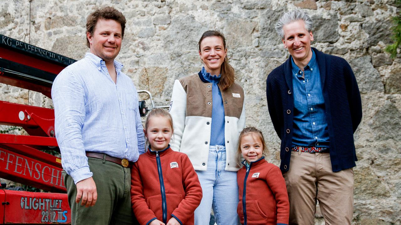 "Herrschaftszeiten! - Bei Familie Seilern-Aspang auf Schloss Litschau": Johann-Philipp Spiegelfeld mit Franziskus & Amelie Seilern-Aspang und ihren Kindern