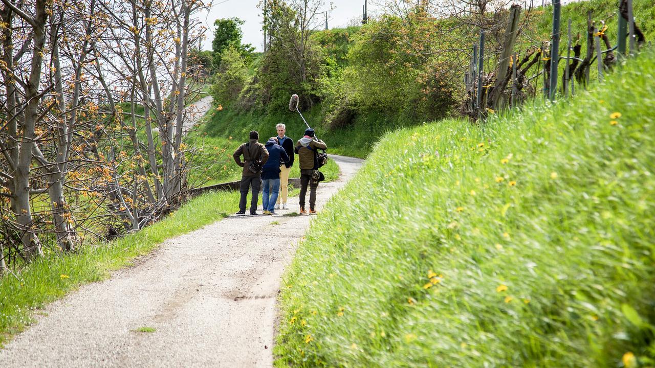 "Herrschaftszeiten! Bei Familie Geymüller auf Schloss Hollenburg": Johann-Philipp Spiegelfeld mit Carlo Hofmann (Kamera), Andreas Hagemann (Ton) und Hans-Werner Hamberger (Kameraassistent)