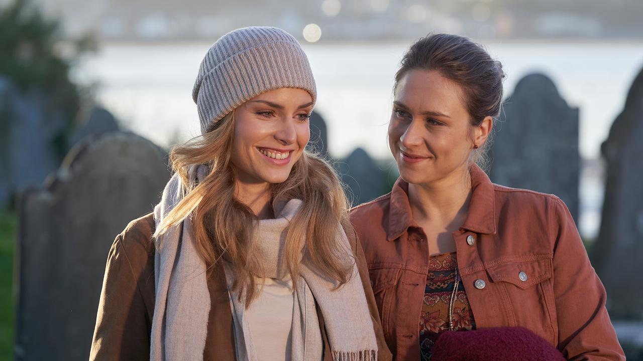 Früher als erwartet taucht Alice bei ihrer Schwester Jacky auf. Das sorgt nicht immer für harmonische Momente.