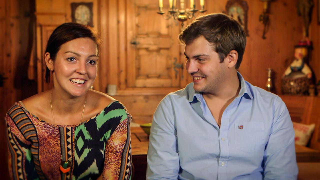 © ORF/FOR TV Die Enkelkinder Lena und Philipp Neumayer sitzen nebeneinander in einer rustikalen Stube beim Interview.
