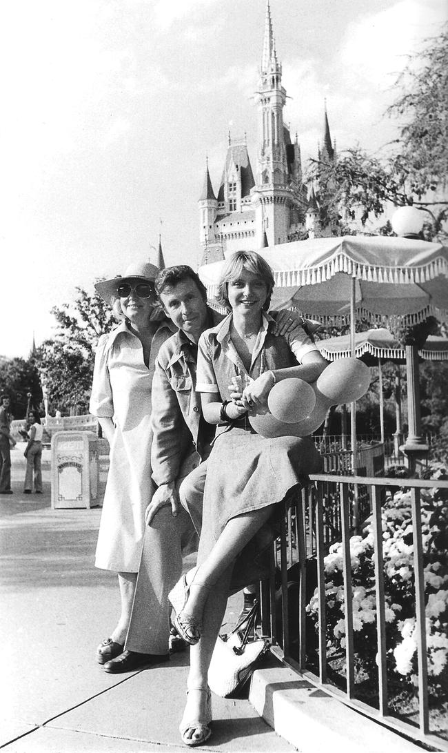 © ORF/Melodie Privatstiftung Schwarzweiß-Fotografie von Peter Alexander mit Ehefrau Hilde und Tochter Susi in Disneyworld (1976)