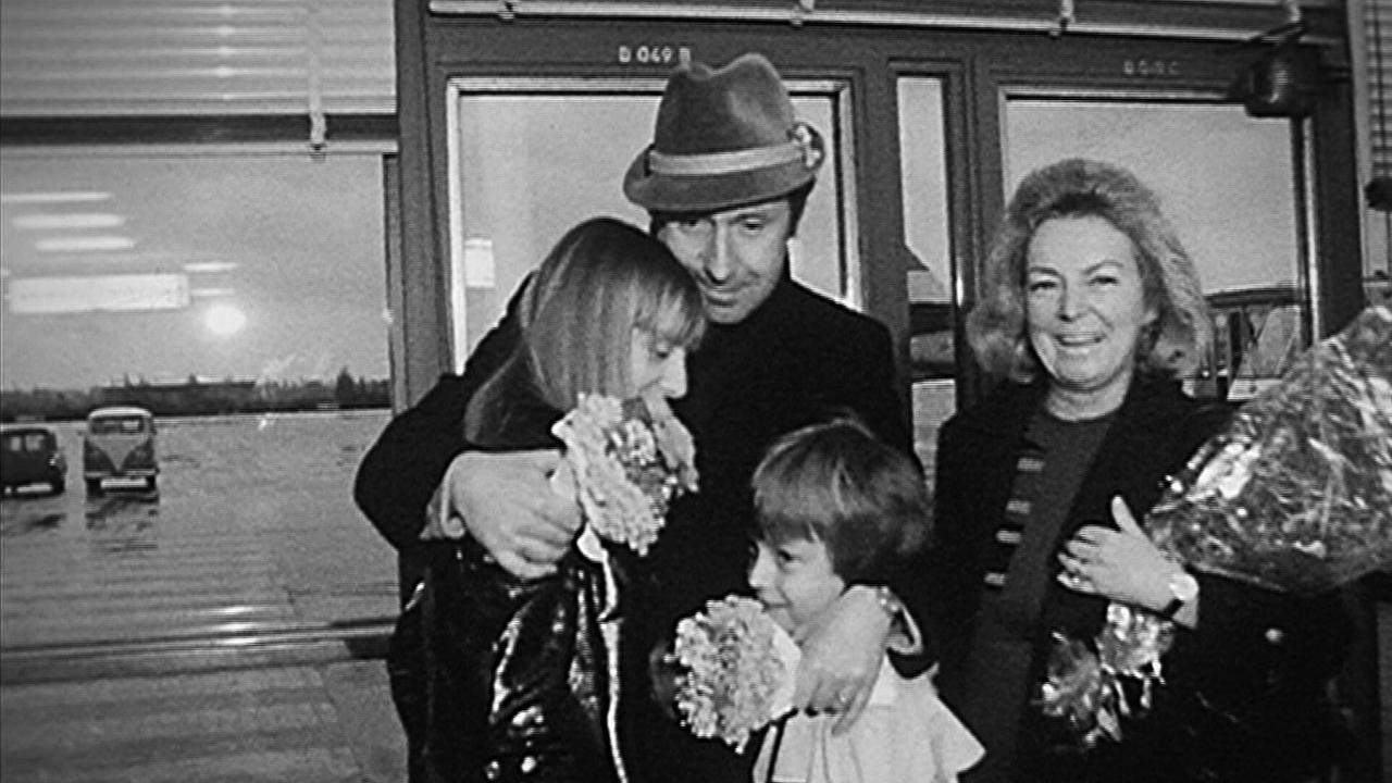 © ORF Schwarz-Weiß-Foto von Peter Alexander mit Frau Hilde und den Kindern Susi und Michael, die nach einer langen Tournee in Schwechat ankommen.