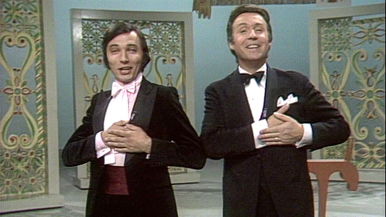 © ORF Peter Alexander und Karel Gott im Smoking stehen nebeneinander auf der Showbühne, 1970