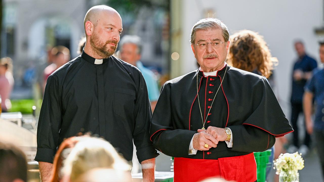 © ORF/BR/maze pictures GmbH/Barbara Bauriedl Himmel, Herrgott, Sakrament: Pfarrer Reiser (Stephan Zinner) und Kardinal Brunnenmayr (Erwin Steinhauer) unterhalten sich.