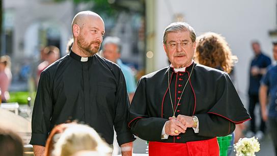 Himmel, Herrgott, Sakrament: Pfarrer Reiser (Stephan Zinner) und Kardinal Brunnenmayr (Erwin Steinhauer) unterhalten sich.