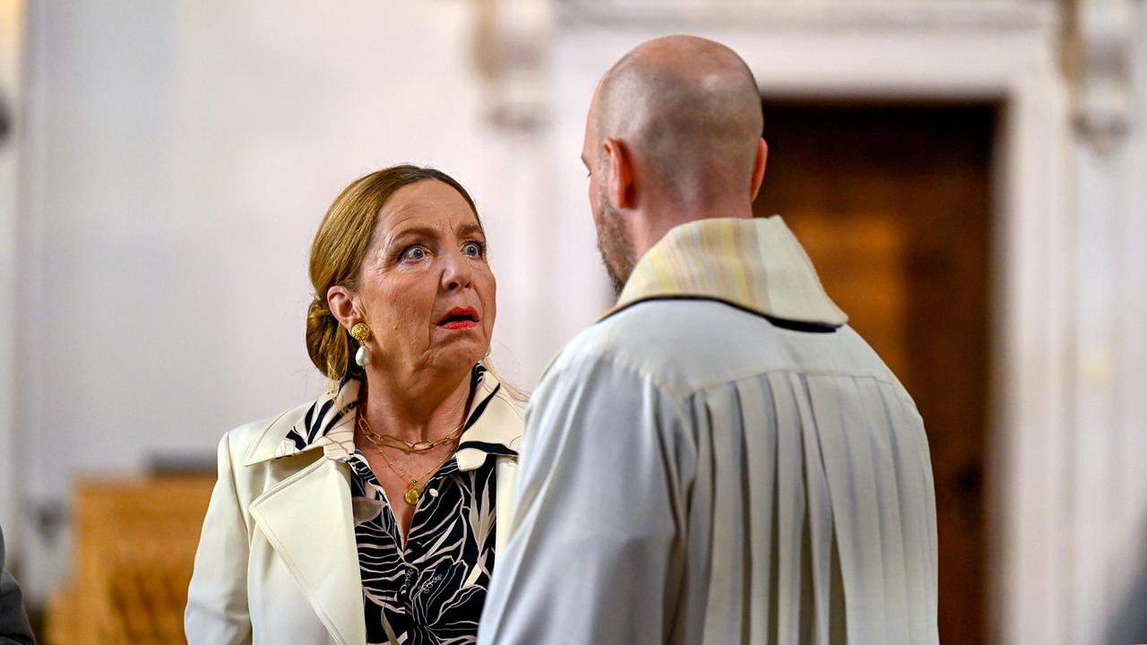 "Himmel, Herrgott, Sakrament – Ein wilder Hund": Cornelia Vogelsang (Susi Stach) ist entsetzt über Pfarrer Reiser (Stephan Zinner).