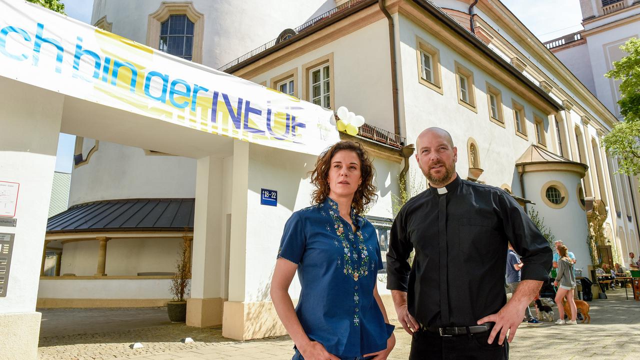 "Himmel, Herrgott, Sakrament – Ein wilder Hund": Lisa (Anne Schäfer) und Pfarrer Reiser (Stephan Zinner)