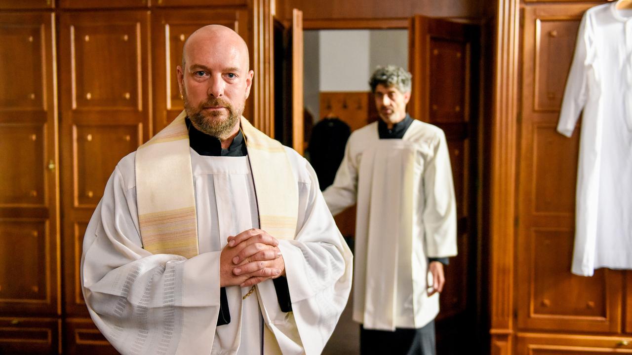 "Himmel, Herrgott, Sakrament – Ein wilder Hund": Pfarrer Reiser (Stephan Zinner) und Alois Stadler (Christian Lerch)