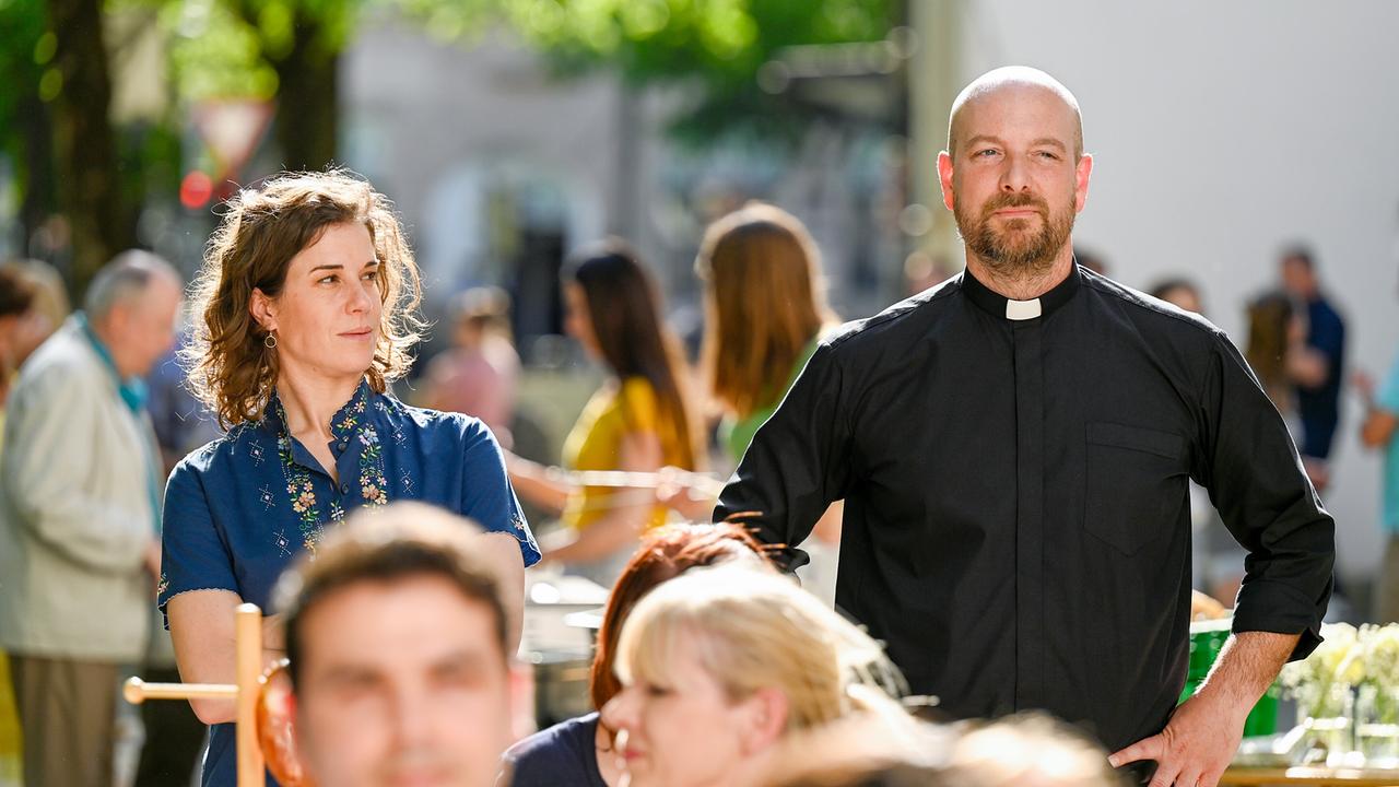 "Himmel, Herrgott, Sakrament – Ein wilder Hund": Lisa (Anne Schäfer) und Pfarrer Reiser (Stephan Zinner)